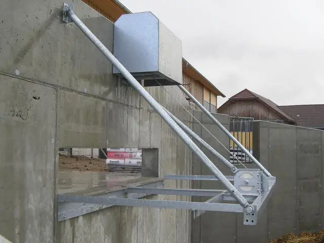 Seilwindenanlage des Breitschiebers an der Außenwand