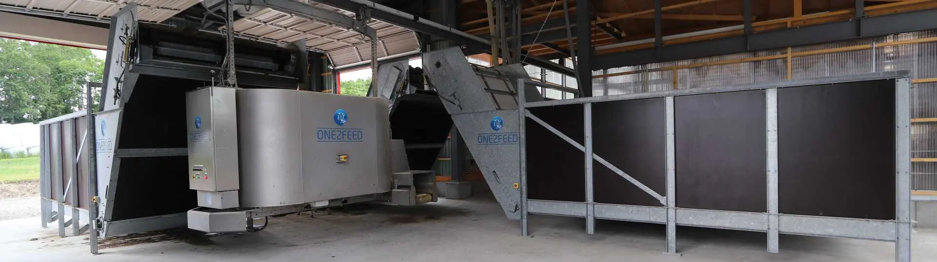 One2Feed Futtermagazin in voller Breite im Stall