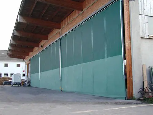 Textiles Windschutzsystem im Rinderstall