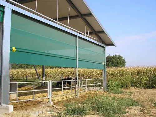 Windschutznetz und Plane am Stallgebäude